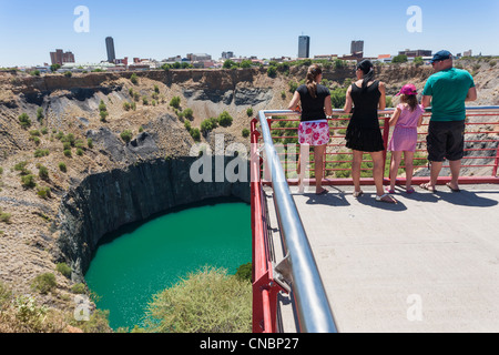 Großes Loch bleibt der Diamantenabbau, Kimberley, Northern Cape, Südafrika Stockfoto