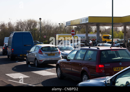 Fahrzeuge-Queing an Morrisions Suermarket Tankstelle für Kraftstoff Stockfoto