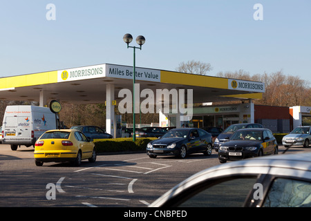 Fahrzeuge-Queing an Morrisions Suermarket Tankstelle für Kraftstoff Stockfoto