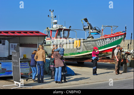 Angelboot/Fischerboot und Fisch stall verkaufen Fisch und Meeresfrüchte am Kai zwischen Quiberville und Sainte-Marguerite-Sur-Mer, Normandie, Frankreich Stockfoto