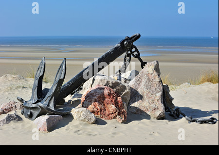 Alte Boot vor Anker auf dem Strand von Hardelot, Côte d ' Opale / d ' Opale, Nord-Pas-de-Calais, Frankreich Stockfoto