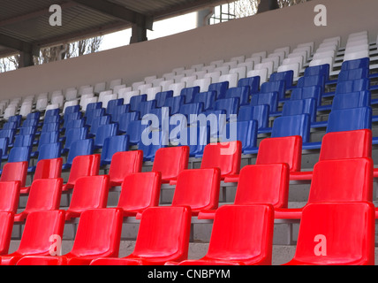 Stadionsitze Stühle in russische Trikolore gefärbt Stockfoto