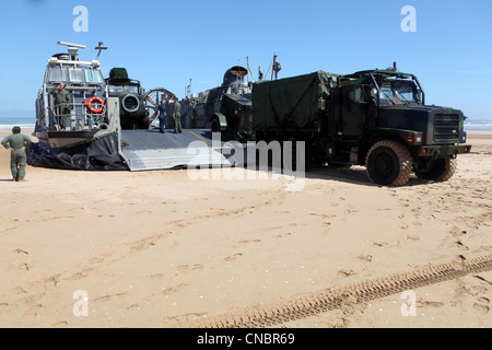 Ein Navy Hovercraft gemeinhin als eines STERNS (Luft-gepolsterte Landungfertigkeit) von den Transporten Mission wesentliche Ausrüstung Stockfoto