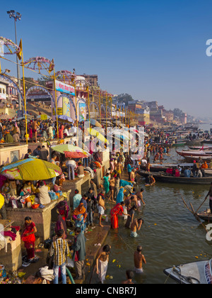 Indien, Uttar Pradesh, Varanasi, Pilger Baden und beten in den Ganges Stockfoto