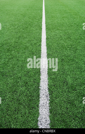 Weiße Linie auf einer Schule-Kunstrasen-Sportplatz. Stockfoto