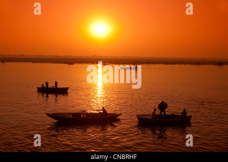 Sonnenaufgang über dem Ganges, Varanasi, Uttar Pradesh, Indien Stockfoto