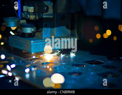 Laserschneiden mit Funken hautnah Stockfoto
