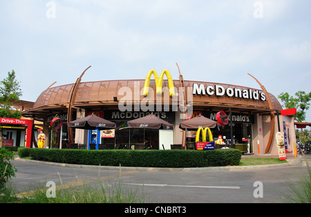 McDonald's-Restaurant am UDTOWN Open-Air Einkaufszentrum, Tong Yai Road, Udon Thani, Provinz Udon Thani, Thailand Stockfoto