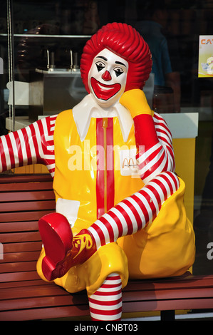 Ronald McDonald vor McDonald's-Restaurant, UDTOWN Einkaufszentrum, Tong Yai Road, Udon Thani, Provinz Udon Thani, Thailand Stockfoto