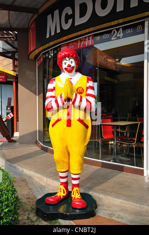 Ronald McDonald vor McDonald's-Restaurant, UDTOWN Einkaufszentrum, Tong Yai Road, Udon Thani, Provinz Udon Thani, Thailand Stockfoto