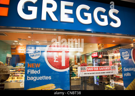 Nahaufnahme von Greggs der Bäcker Ladenfront Anzeichen treffen wieder zur Regierungssteuer auf Pasteten salziges warmes Essen Stockfoto