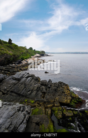 Die Küste von Newport Rhode-Island, wie von der Unterseite der berühmten 40 Schritte auf den Klippenweg gesehen. Stockfoto