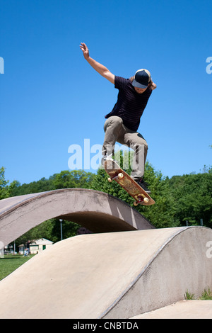 Lauffeuer eines Skateboarders Durchführung einen Sprung in einem Skatepark. Stockfoto