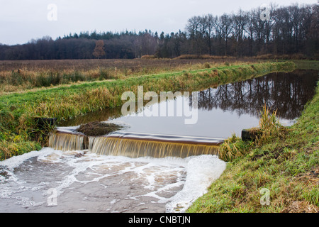 Kleinen Überlauf dam in einem Fluss. Stockfoto