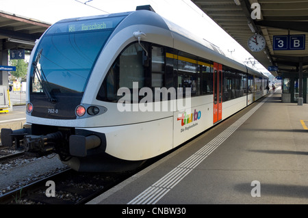 Horizontale Ansicht eines Stadler GTW-Zuges warten auf dem Bahnsteig des Bahnhofs Schaffhausen. Stockfoto