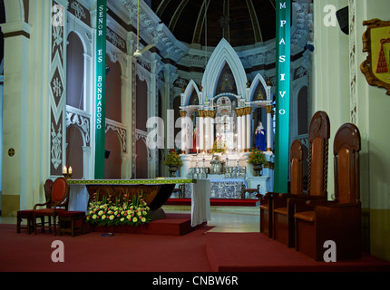 Innenaufnahme mit Altar in der Kathedrale von Santa Cruz, Bolivien, Südamerika Stockfoto