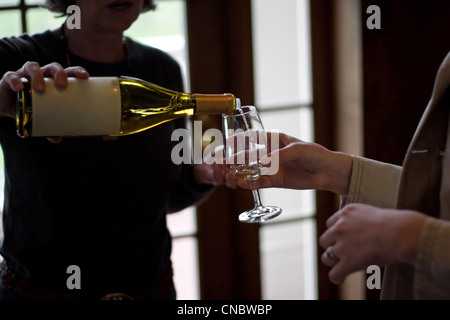 Nahaufnahme von einige Gläser Wein bei einer Weinprobe gegossen wird. Stockfoto