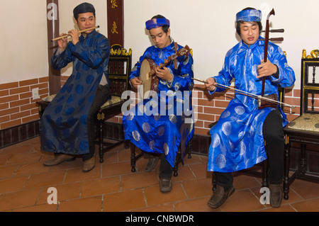 Horizontale Ansicht von einer traditionellen vietnamesischen Musikern spielen und singen traditionelle Volkslieder in Tracht. Stockfoto