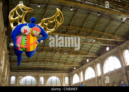 Horizontale Ansicht eines abstrakten Engels hängen in den Haupteingang von Zürich Hauptbahnhof oder Zürich HB, Zürcher Hauptbahnhof. Stockfoto