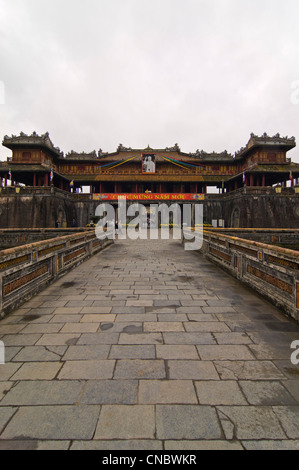 Vertikale Ansicht des Imperial Palace [Kinh thành Huế] Haupteingang, 12.00 Uhr oder 12:00 Uhr Gate (Ngo Mon Tor) im Zentrum von Hue, Vietnam Stockfoto