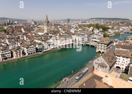 Horizontale Weitwinkelaufnahme über Lindenhof, das historische Zentrum von Zürich an einem sonnigen Tag. Stockfoto