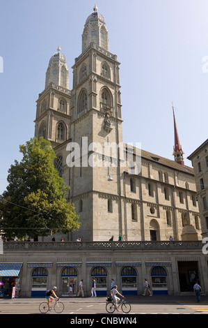 Vertikale Weitwinkel von das Wahrzeichen Grossmünster, Großmünster Kirche, in der Zürcher Altstadt an einem sonnigen Tag. Stockfoto