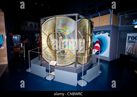 Ein Leuchtturm Objektiv angezeigt in das National Maritime Museum in Falmouth, Cornwall, England, UK Stockfoto