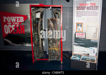 Bishop Rock Leuchtturm Türen beschädigt im Sturm angezeigt in das National Maritime Museum in Falmouth, Cornwall, England, UK Stockfoto