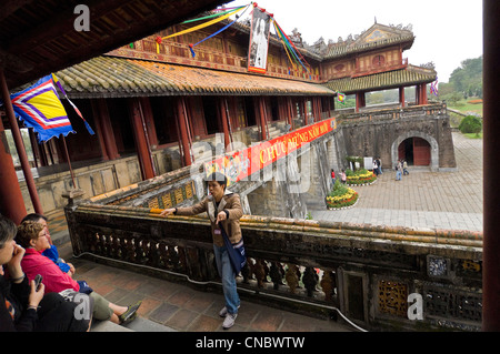 Horizontale Ansicht eines Leitfadens mit touristischen Gruppe in der Lau Ngu Phung, Five-Phoenix Pavillon auf der Kaiserpalast in Hue, Vietnam sitzen Stockfoto