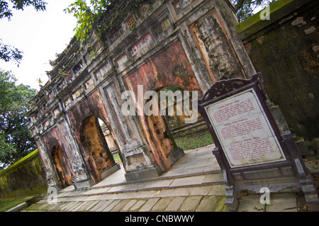 Horizontaler Winkel Blick auf Phung Tien Tempel, noch in einem Zustand der Verwüstung und Zerstörung, im Imperial Royal Citadel in Hue, Vietnam Stockfoto