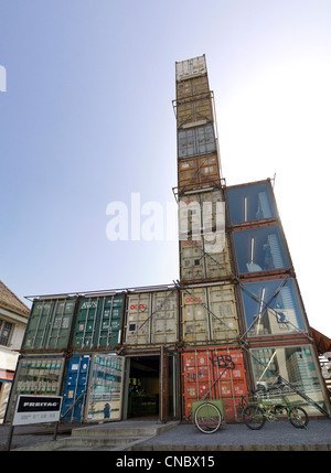 Vertikale Weitwinkel von ungewöhnlichen Freitag-Turm gebaut rein von recycelten Frachtcontainern im Zentrum von Zürich an einem sonnigen Tag Stockfoto