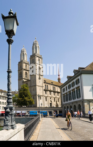 Vertikale Weitwinkel von das Wahrzeichen Grossmünster, Großmünster Kirche, in der Zürcher Altstadt an einem sonnigen Tag. Stockfoto