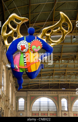 Vertikale Ansicht eines abstrakten Engels hängen in den Haupteingang von Zürich Hauptbahnhof oder Zürich HB, Zürich Hauptbahnhof Stockfoto