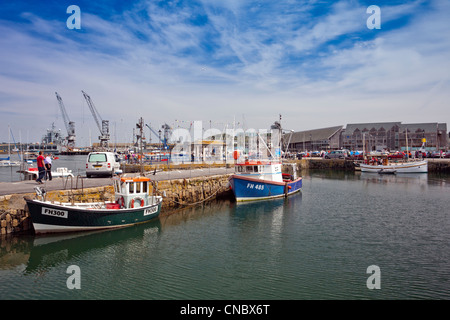 Eine Mischung aus verschiedenen Booten in der ursprünglichen Falmouth Hafen, Cornwall, England, UK Stockfoto