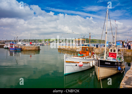 Eine Mischung aus verschiedenen Booten und Yachten in Falmouth Harbour, Cornwall, England, UK Stockfoto