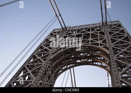 Ein Blick aus dem Auto über die George-Washington-Brücke von New York City in New Jersey, USA. Stockfoto