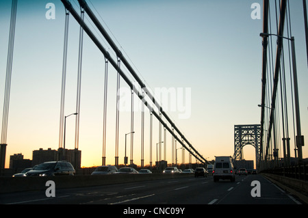 Ein Blick aus dem Auto über die George-Washington-Brücke von New York City in New Jersey, USA. Stockfoto