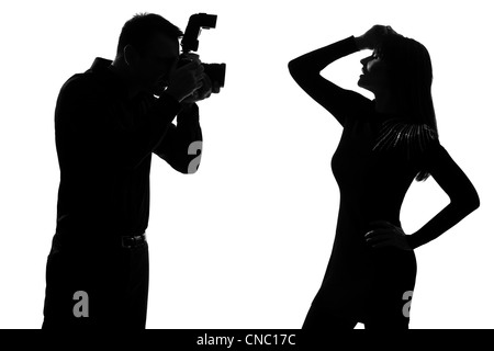 eine kaukasische paar Mann Fotografen fotografieren und Frau Model posiert im Studio Silhouette isoliert auf weißem Hintergrund Stockfoto