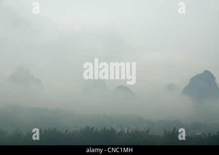 Karstformationen an einem nebligen Tag in der Nähe der Li-fluss, yangshuo, Guilin, guangxi Provinz, im südlichen China Stockfoto