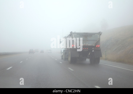 große LKW-fahren im Nebel in der Nähe von Denver, Colorado USA Stockfoto