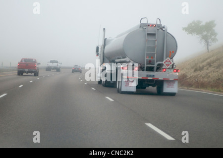 Tanker-LKW fahren bei Nebel auf der Autobahn in der Nähe von Denver, Colorado USA Stockfoto