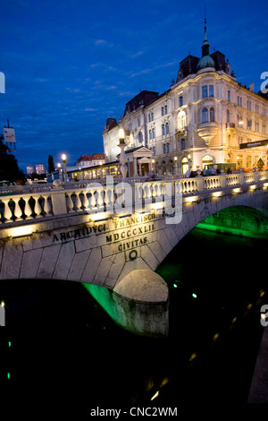 Slowenien, Ljubljana, Blick auf die Spita Bridge, die älteste der drei Brücken (Drachenbrücke) der alten Stadt eingeben Stockfoto