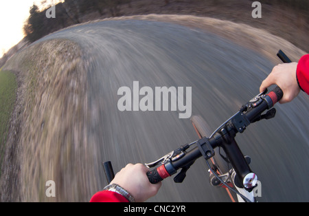 Mountainbike Fahrrad auf einer Landstraße (Bewegung verschwommenes Bild) Stockfoto