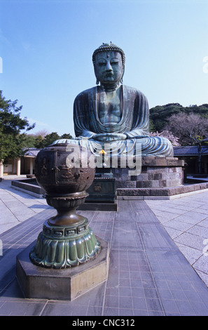 Weihrauch-Brenner vor großen Buddha Kotokuin Tempelgelände, Kamakura, Japan Stockfoto