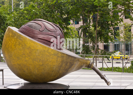 Singapur, Orchard Road, ION Orchard, Eingang zum Shopping Center eröffnet im Jahr 2009 mit einer Bronze-Skulptur aus einem Stockfoto