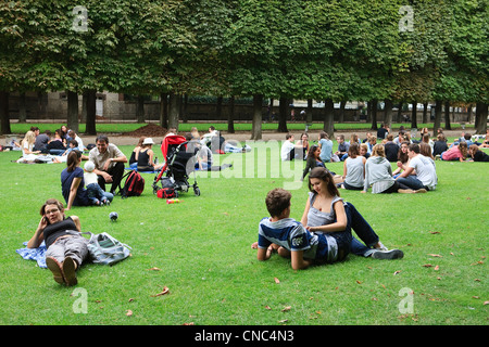 Frankreich, Paris, Jardin du Luxembourg (Jardin du Luxembourg), Menschen auf dem Rasen im Sommer Stockfoto