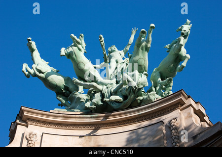 Frankreich, Paris, Kupfer Quadriga von Georges Recipon auf dem Dach des Grand Palais, allegorische Darstellung Harmonie Kunstwerk Stockfoto