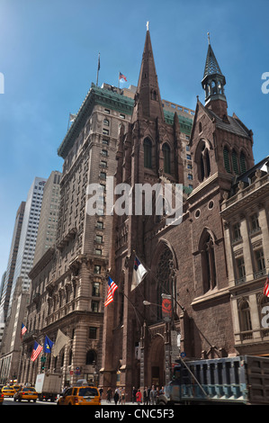 Fifth Avenue Presbyterian Church und das Peninsula Hotel an der Fifth Avenue in Manhattan, New York City Stockfoto