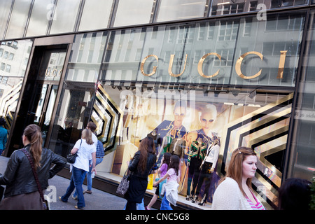 Gucci-Store auf der Fifth Avenue in Manhattan, New York City Stockfoto