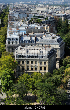 Frankreich, Paris, Haussmann-Art Gebäude an der Ecke von Foch und Victor Hugo Avenue gesehen von der Spitze des Triumphbogens Stockfoto